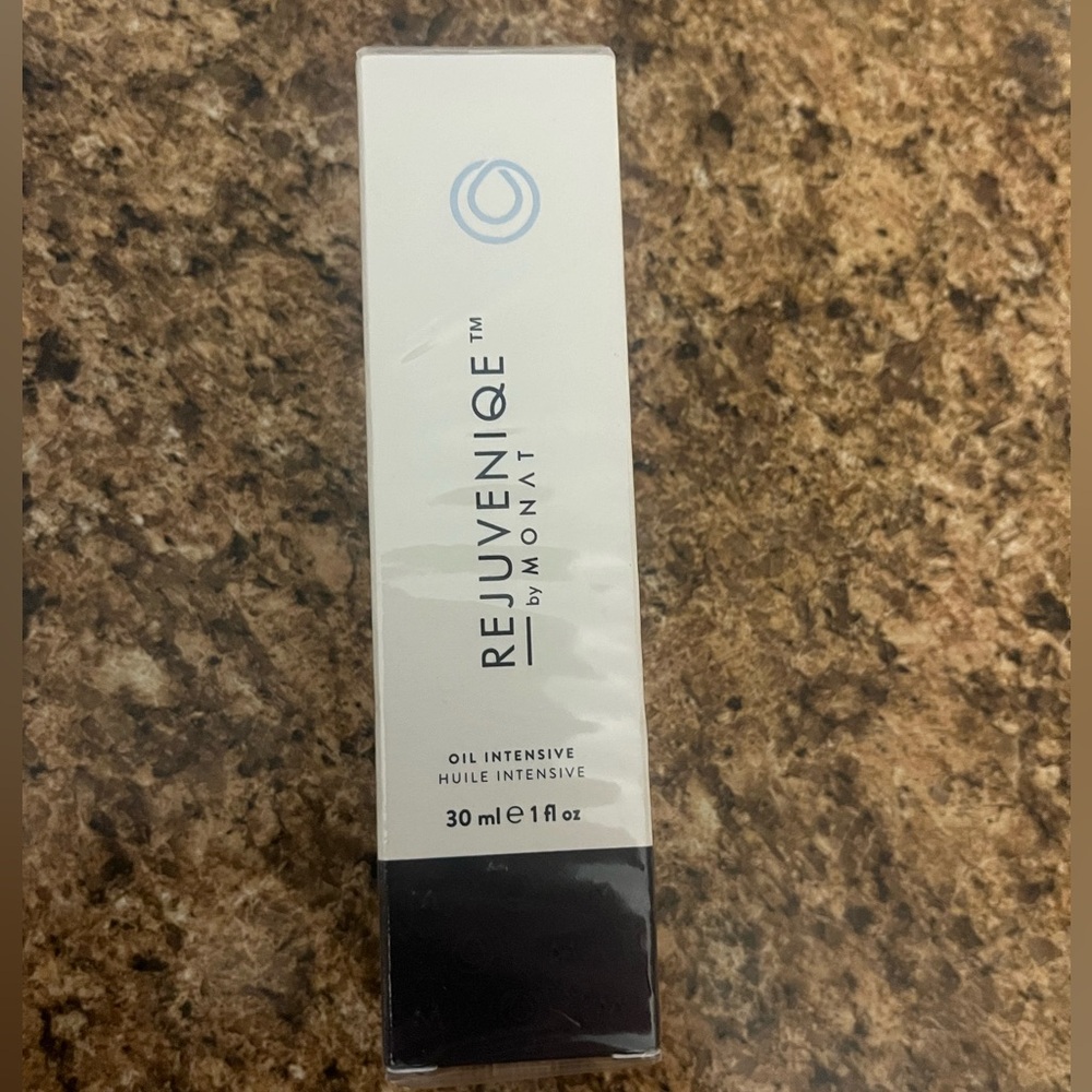 Monat Rejuvinique Oil
